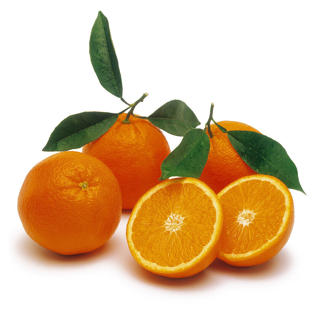 Frische Orangen, davon eine halbiert