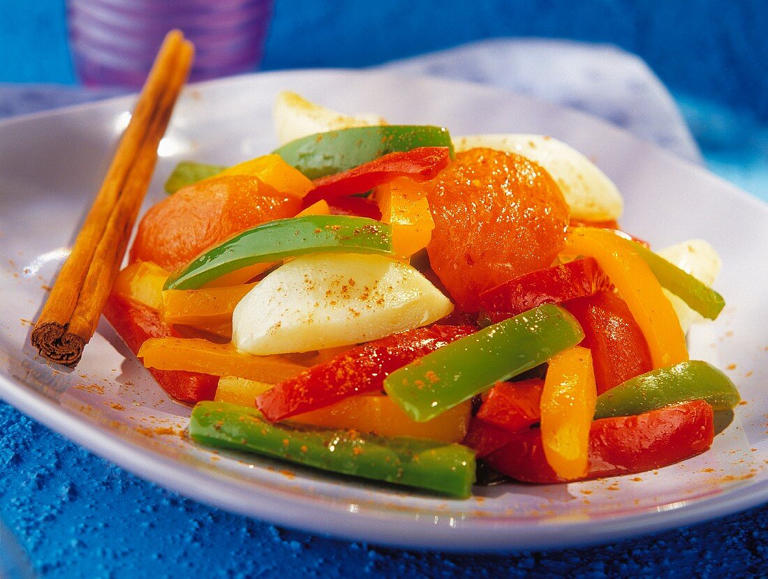 Gemüse mit Paprika in drei Farben, getrocknete Aprikosen und Zimt