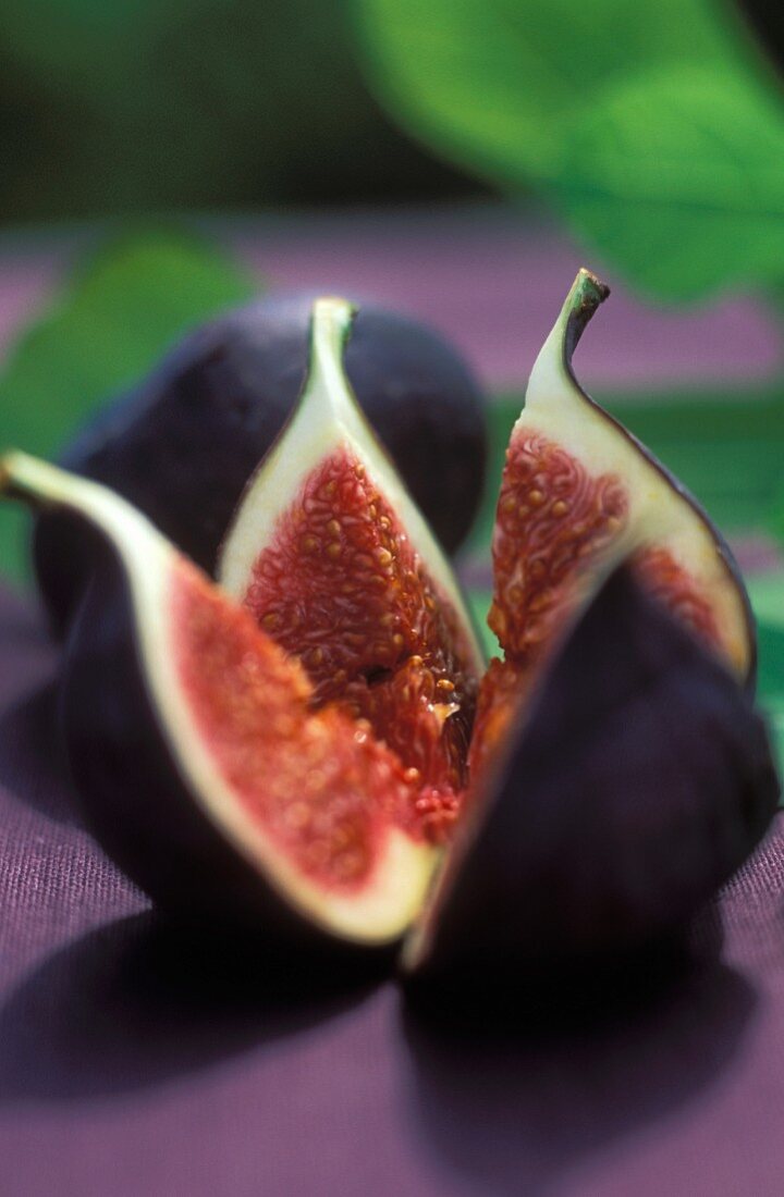 Figs, whole and cut open – License Images – 943195 ❘ StockFood