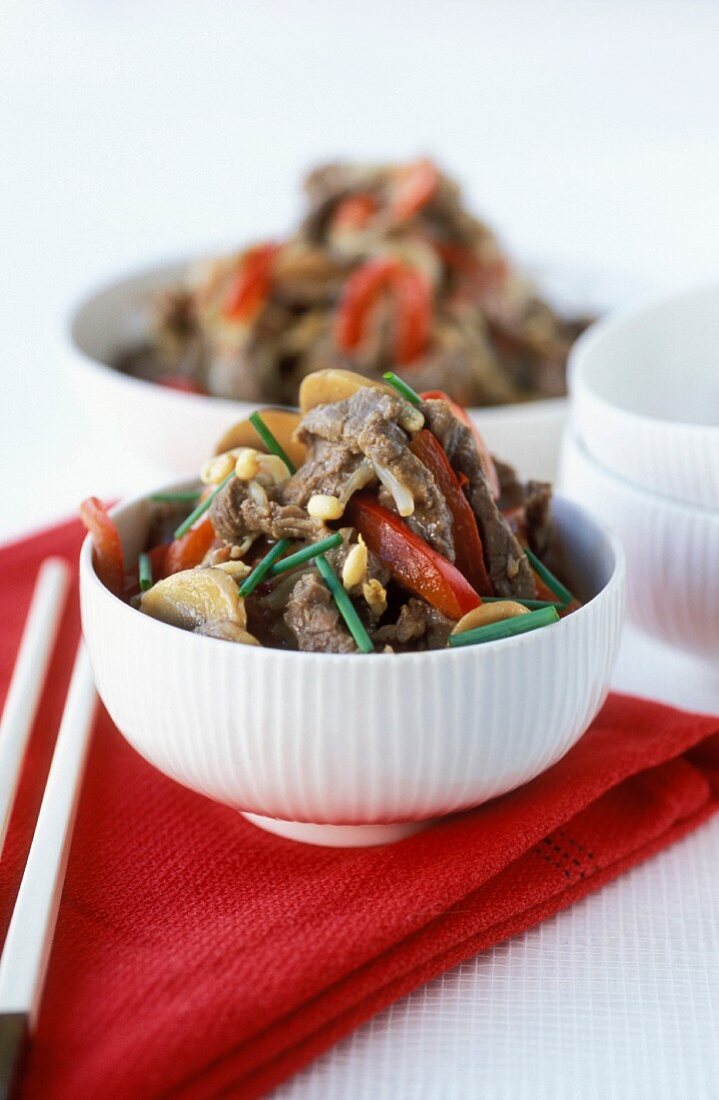 Beef with soya sprouts, peppers and mushrooms