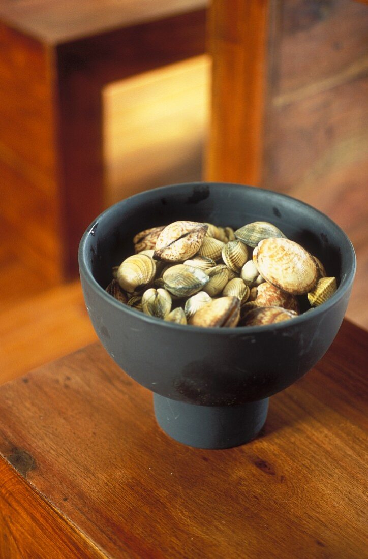 Mussels in a black bowl