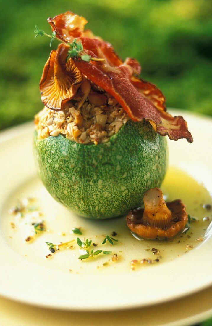 Round courgette stuffed with chanterelles