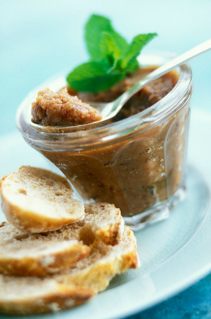 Chestnut jam with slices of bread