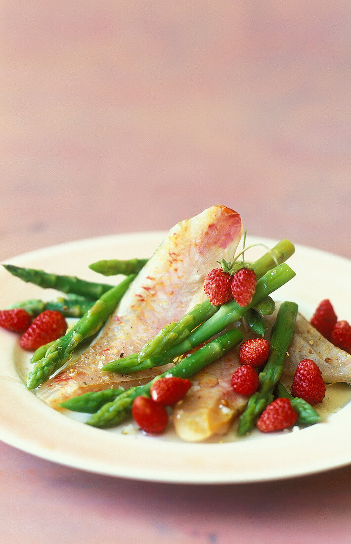Surmullet fillets with asparagus and wild strawberries