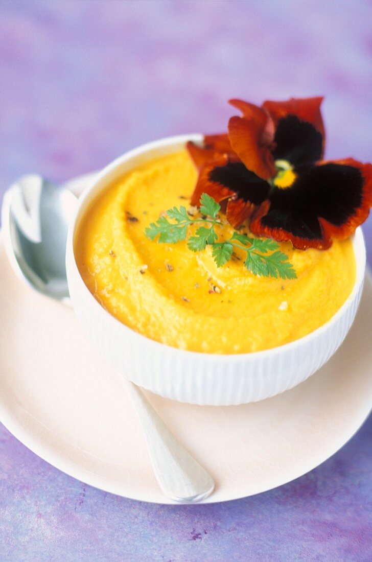 Creamed carrot with pansy