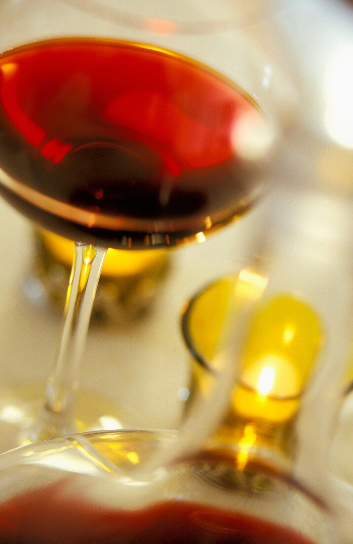 Glas Rotwein mit Kerze