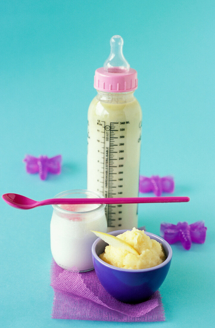 Babynahrung: eine Flasche mit Suppe, Apfelbrei und Joghurt