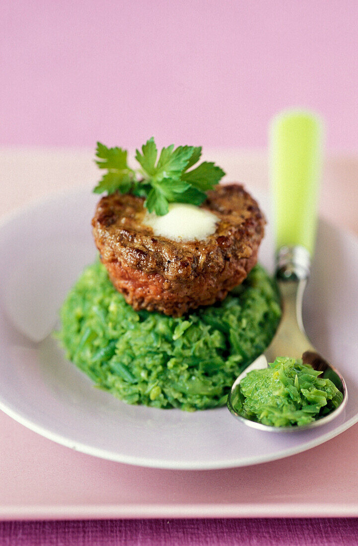 Minced beef with pureed green beans with parsley