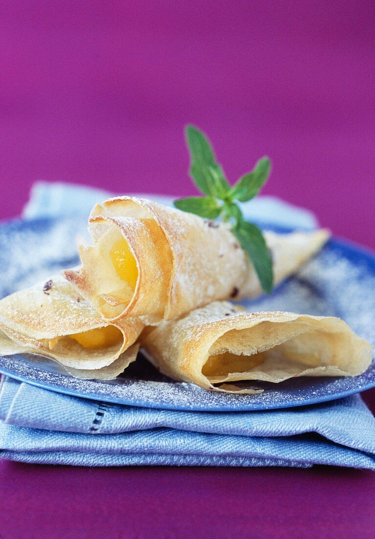 Stewed apples in crunchy cone