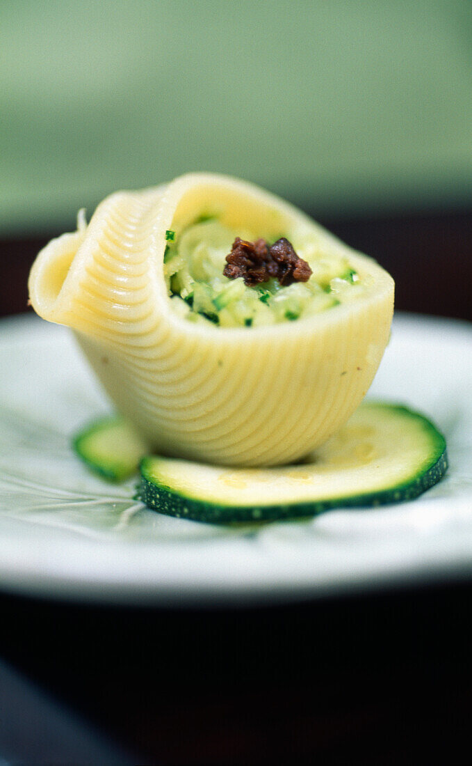Lumaconi stuffed with courgettes