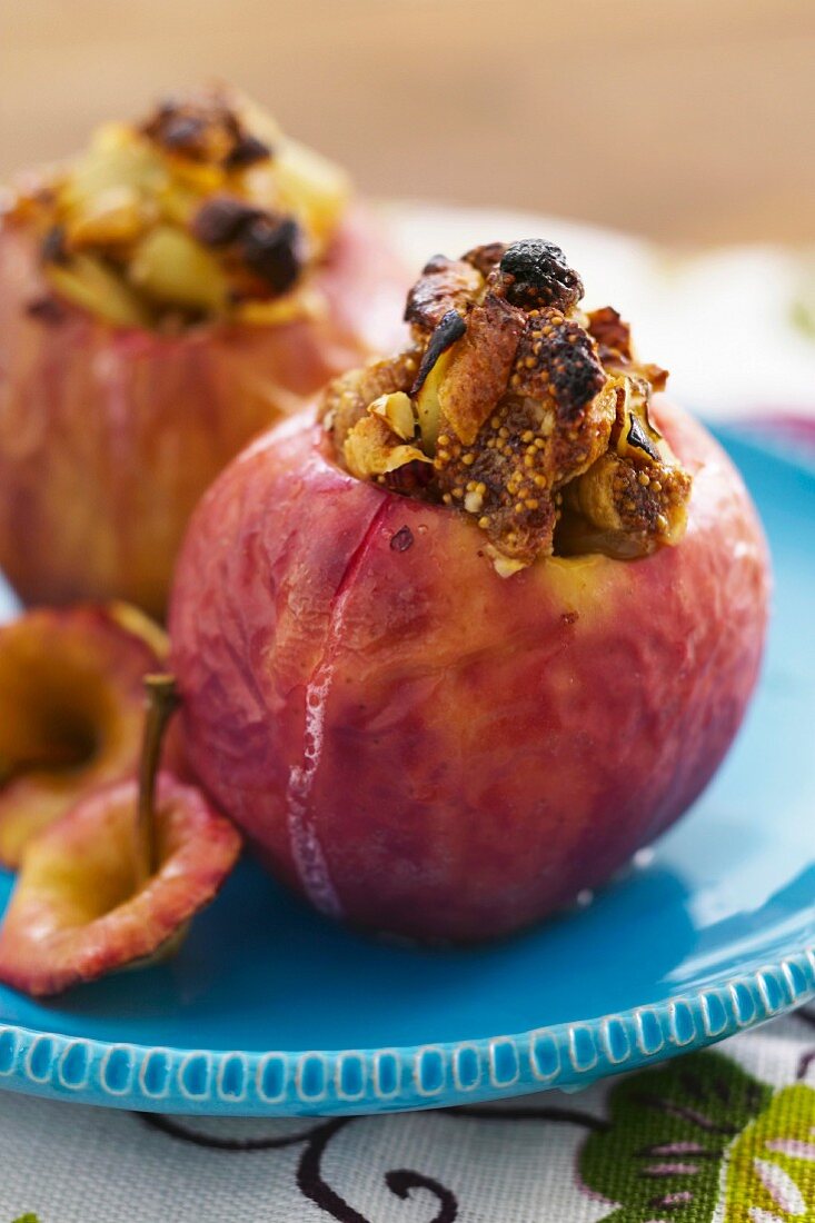 Apples stuffed with figs and white grapes
