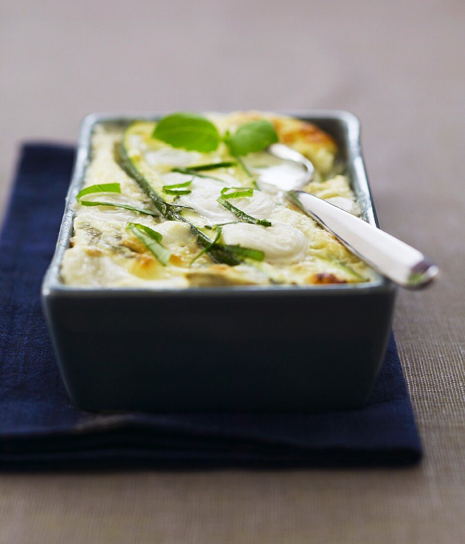 Zucchinigratin mit Mozzarella und Basilikum