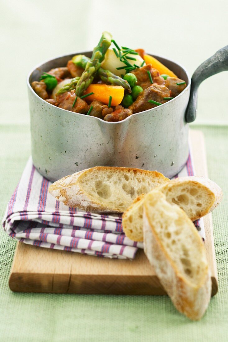 Navarin d'agneau (Lammragout, Frankreich) mit Frühlingsgemüse