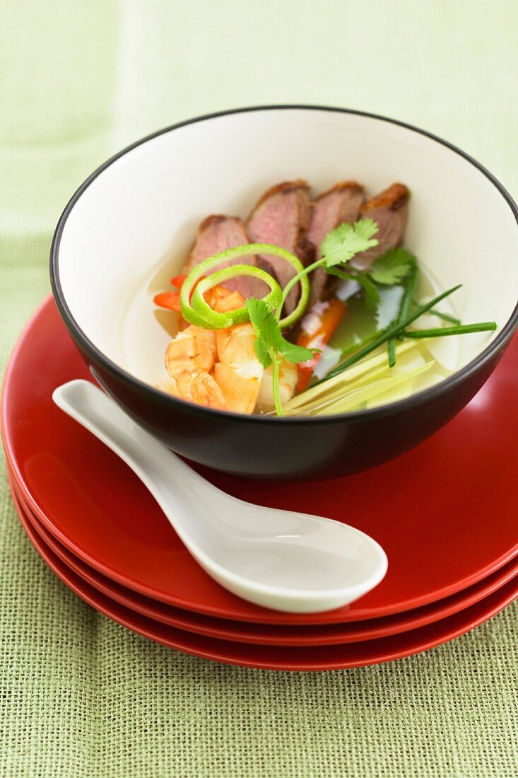 Thai-Suppe mit Ente und Garnelen