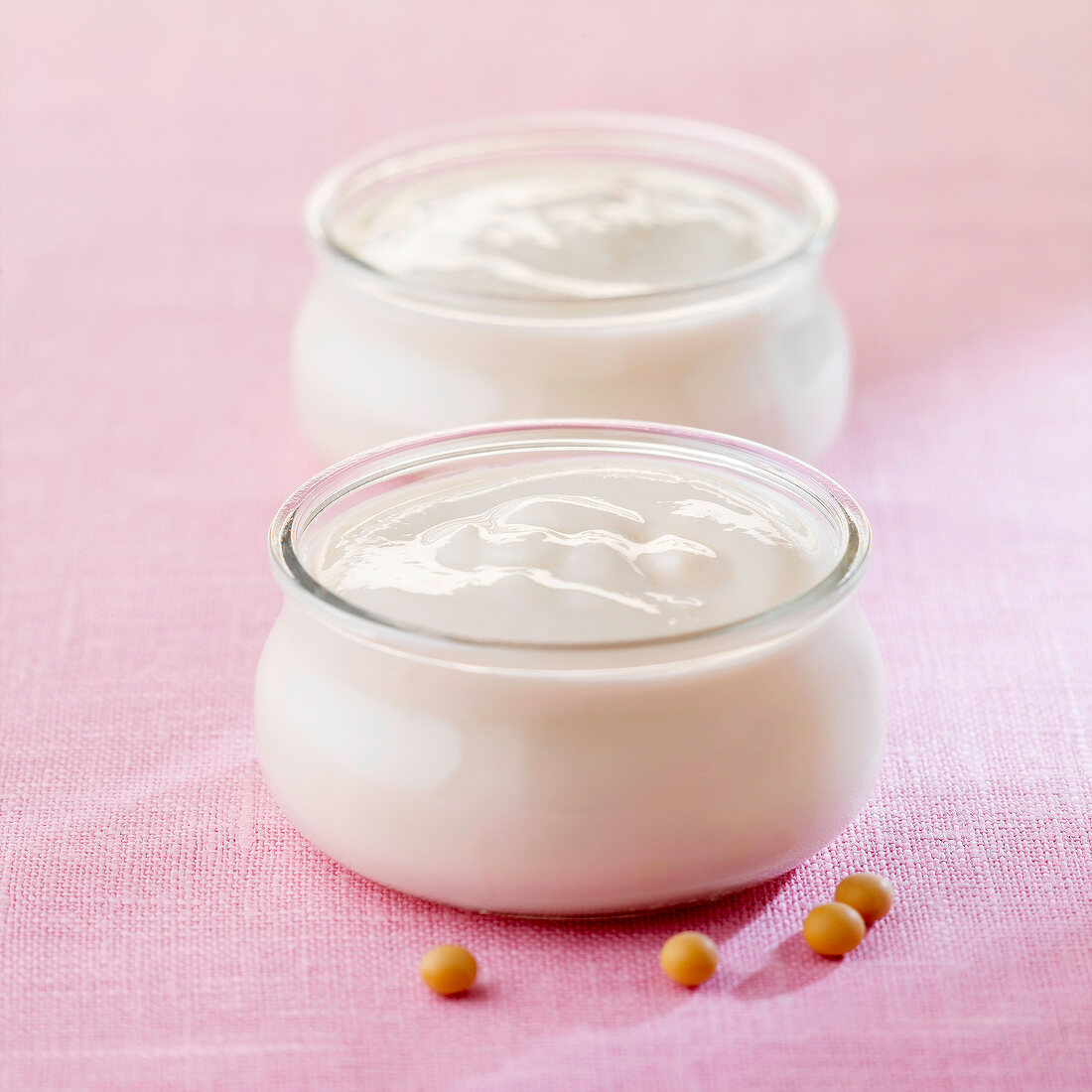Sojajoghurt in Schälchen mit Smoothie