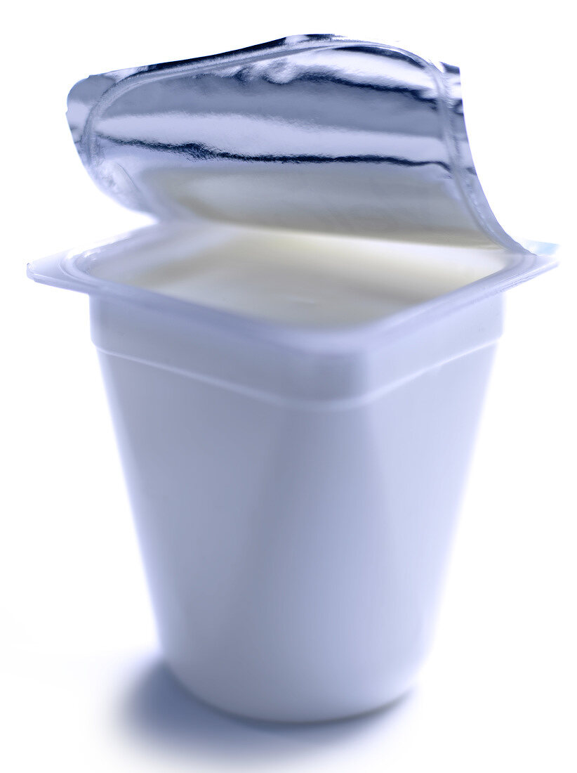 Ein geöffneter Becher Joghurt