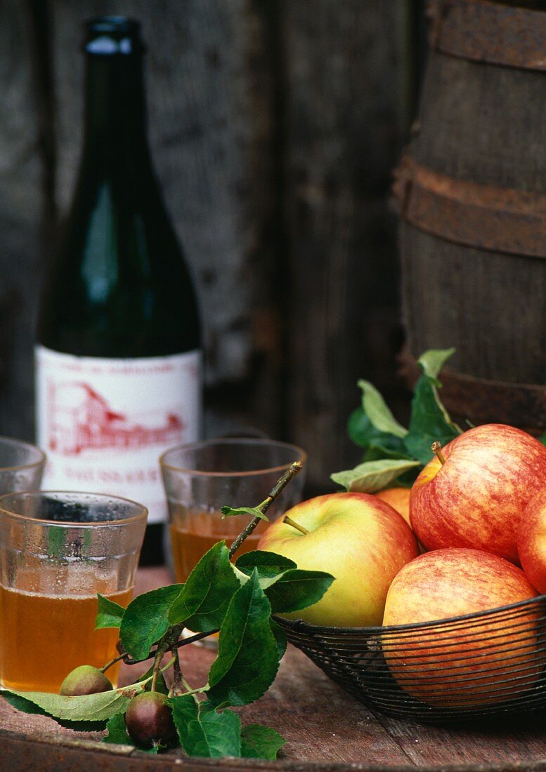 Äpfel und Cider in Gläsern