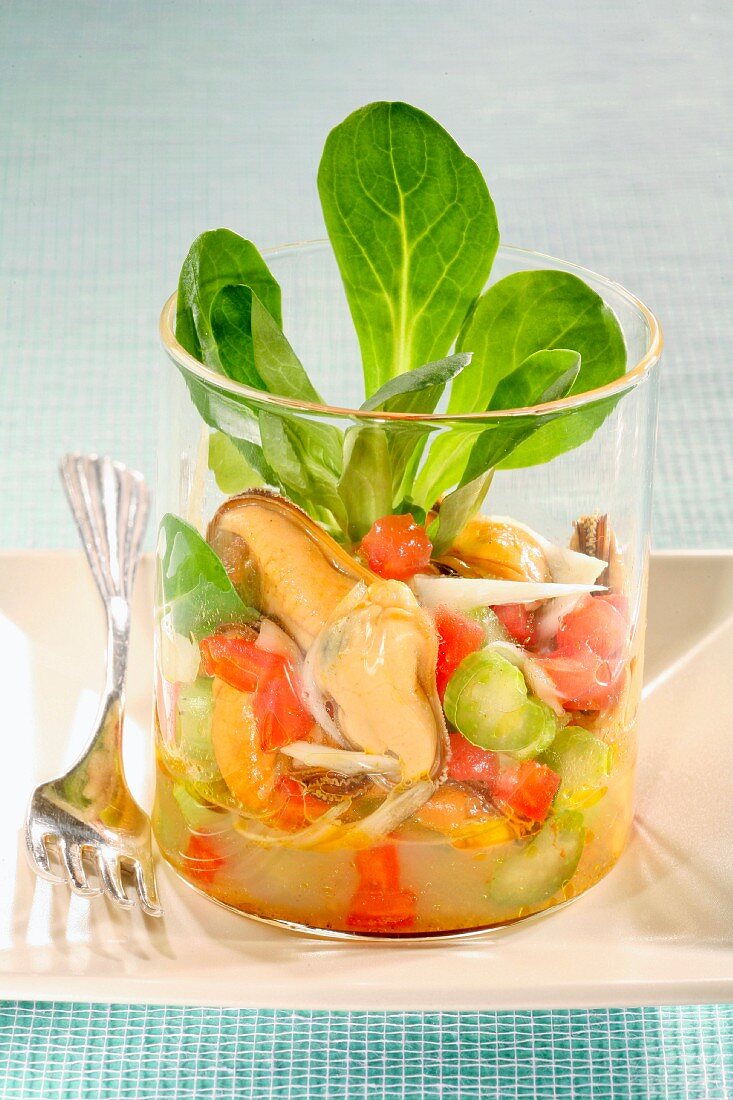 Salat mit marinierten Miesmuscheln