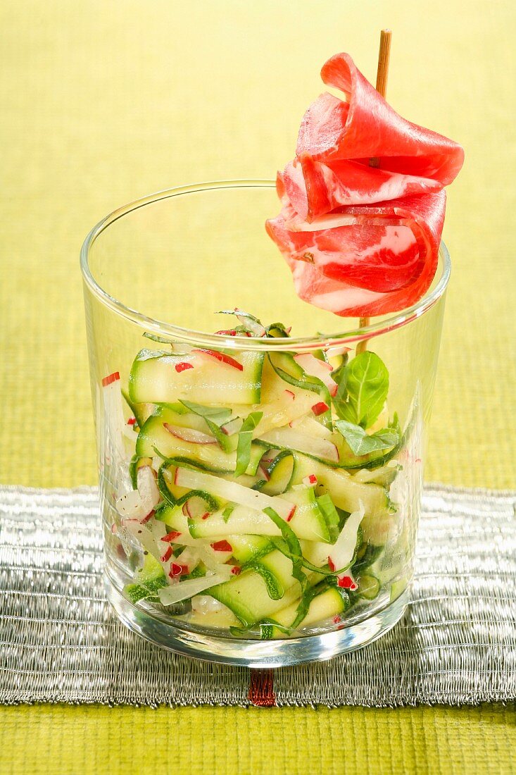 Courgette salad with radish and ham brochette