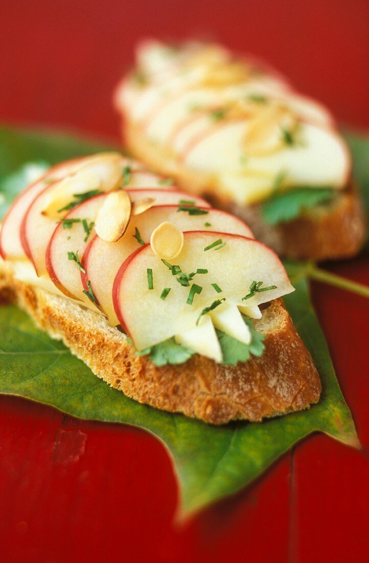 Belegte Brötchen mit Schafskäse, Apfelscheiben und Mandeln