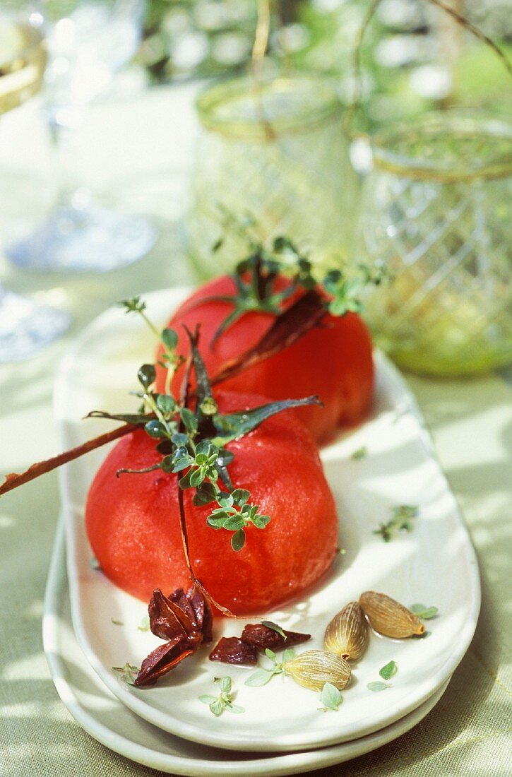 Pochierte Gewürz-Tomaten