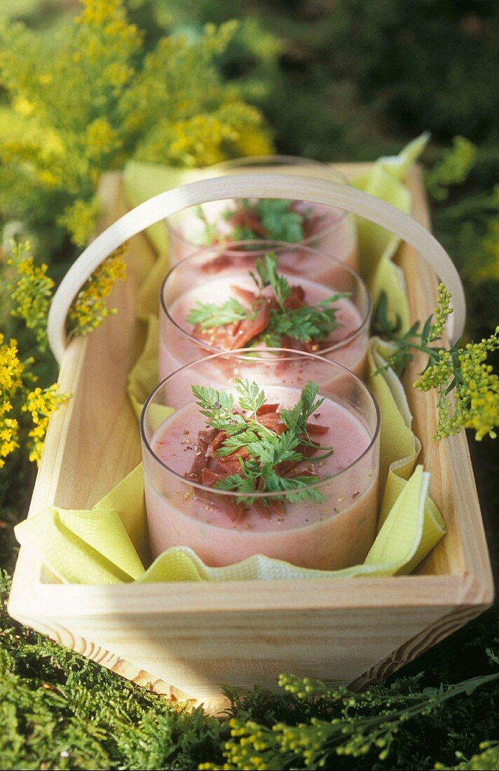 Bavarois de tomates (Tomatenmus) mit geräucherter Entenbrust in Gläschen