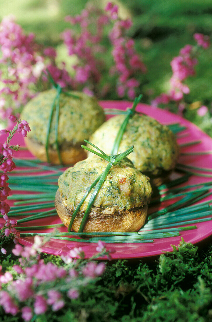 Riesenchampignons gefüllt mit Kräutern