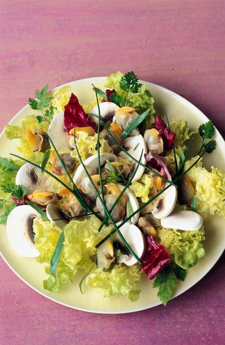 Cockle salad with mushrooms
