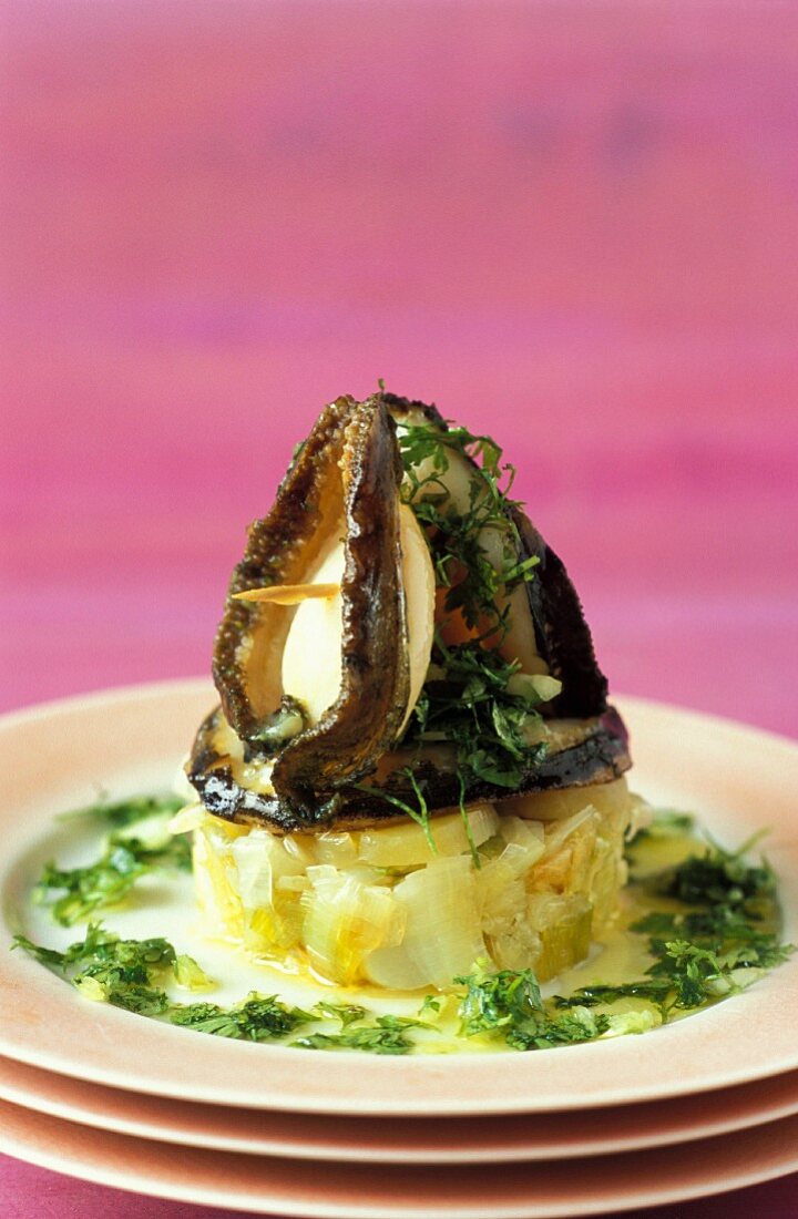 Seeohren auf Lauch-Kartoffel-Gemüse mit Kerbelbutter