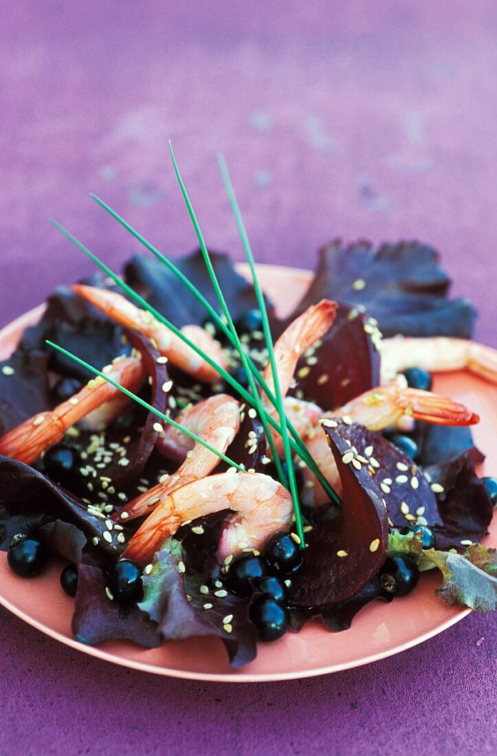 Rote-Bete-Salat mit Garnelen, schwarzen Johannisbeeren, Sesam und Schnittlauch