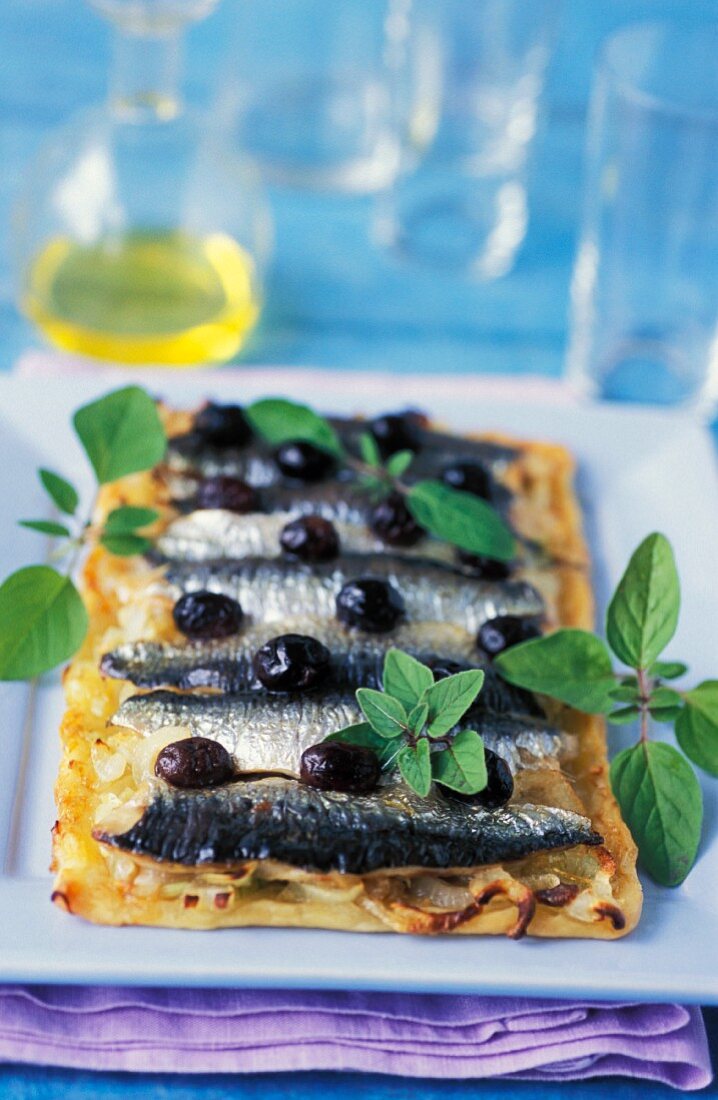 Tarte mit Zwiebeln, Sardinen und Oliven