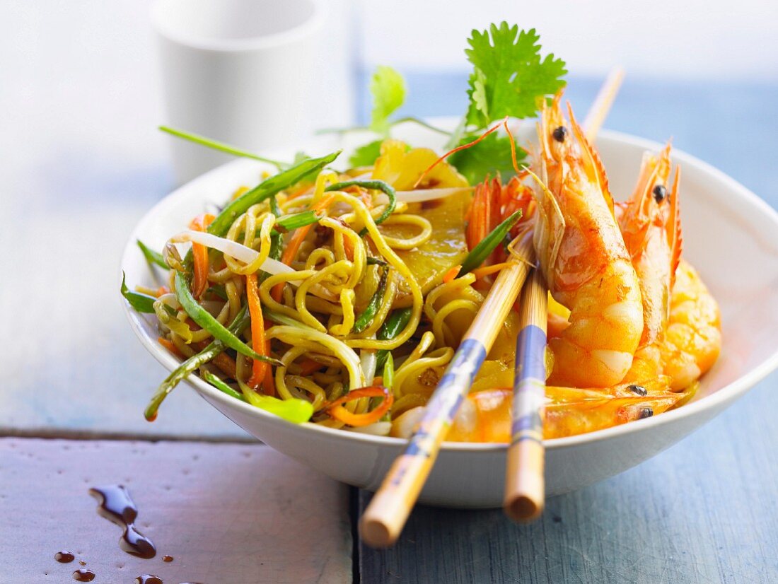 Stir-fried noodles with vegetables, prawns and pineapple