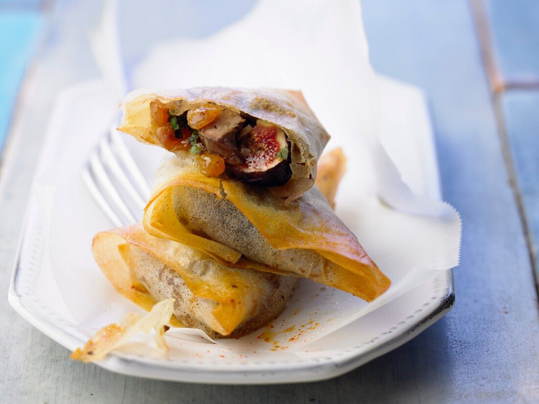 Brick pastries with chicken liver, figs and raisins