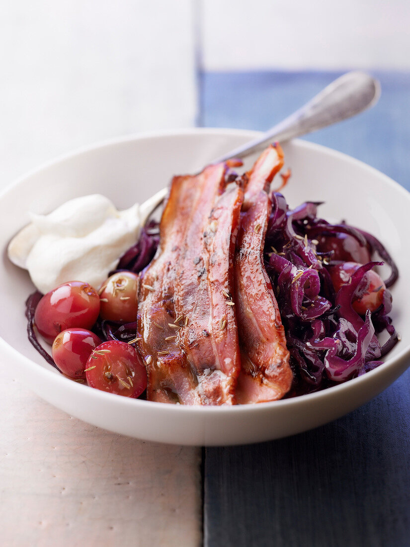 Rotkohl mit geräuchertem Schweinebauch und Weintrauben