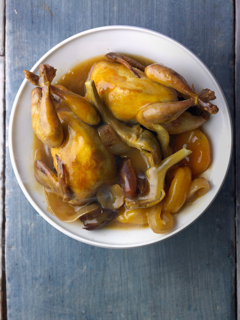 Wachteln in süß-salziger Sauce mit Trockenfrüchten und kleinen Artischocken