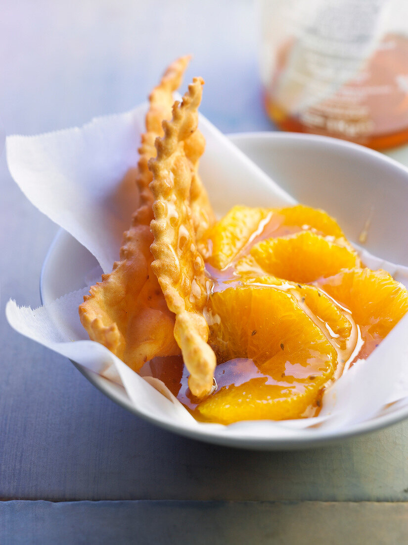 Frittierte Teigtäschchen, Orangensalat mit Honig und Orangenblüten