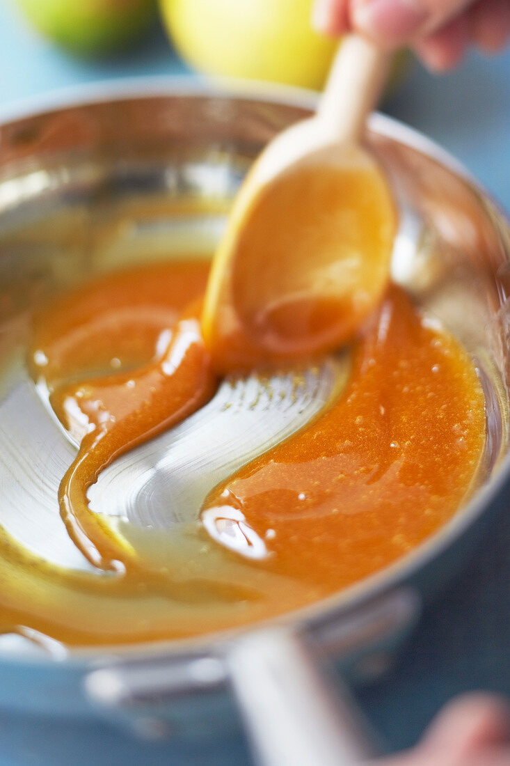 Preparing caramel