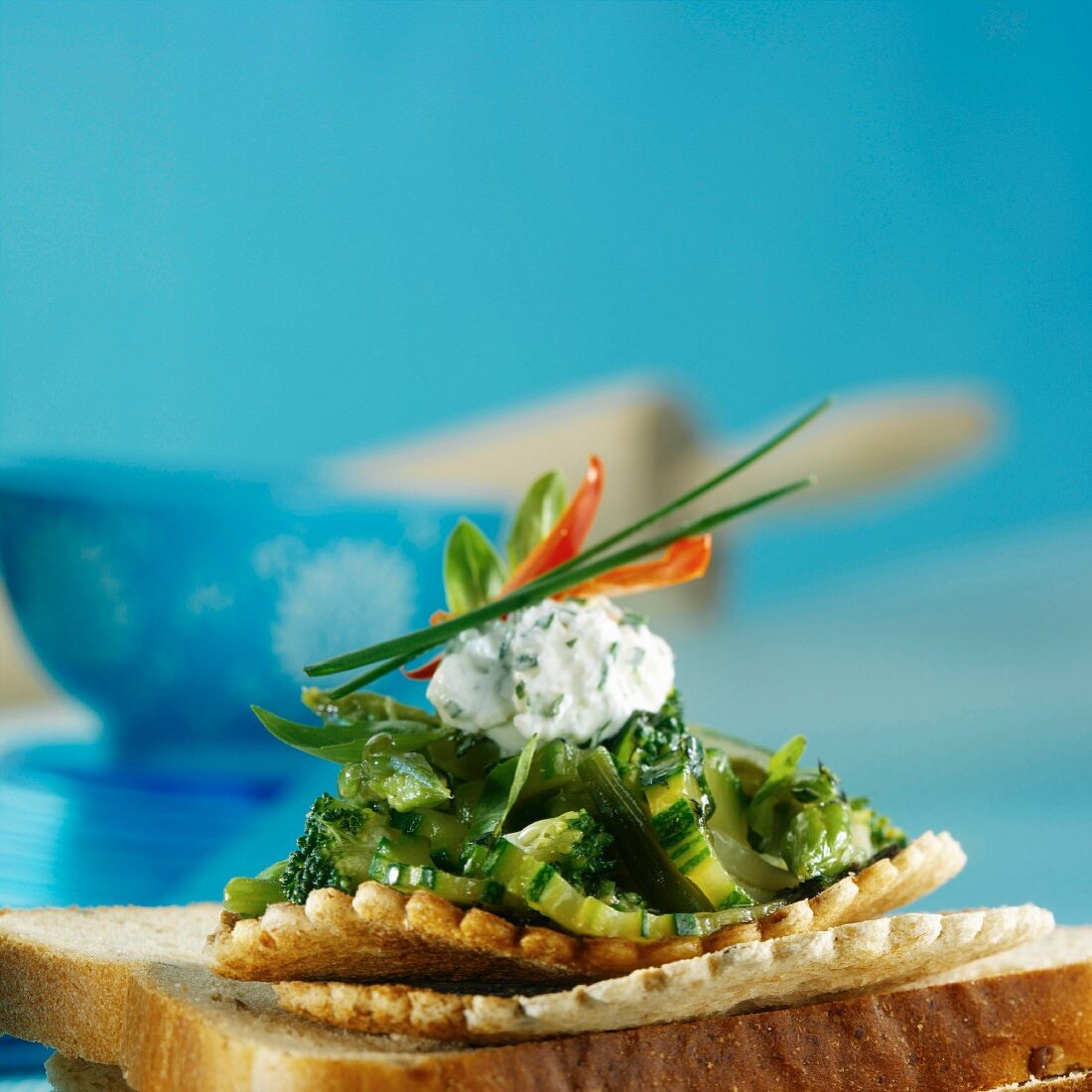 Shortcrust tartlet with green vegetables