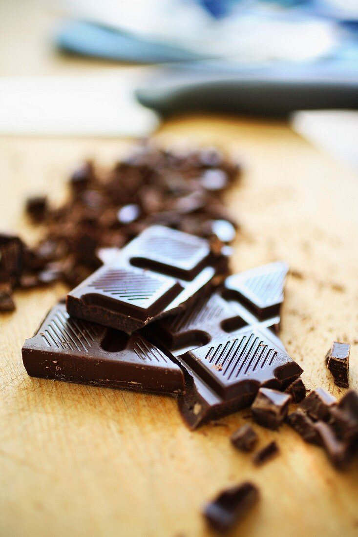 Dunkle Schokolade in Stücken und geraspelt