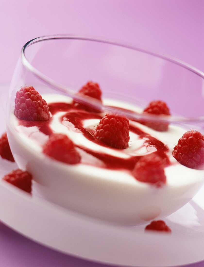 Quarkspeise mit Himbeeren