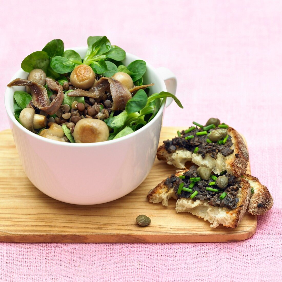 Lentil salad with mushrooms and lamb's lettuce
