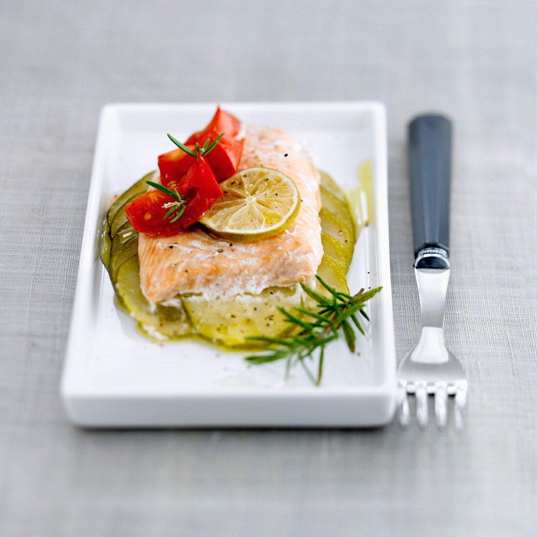 Mediterraner Lachs, im Backpapier gegart