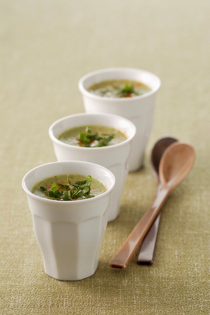 Cucumber soup with peppermint and chilli