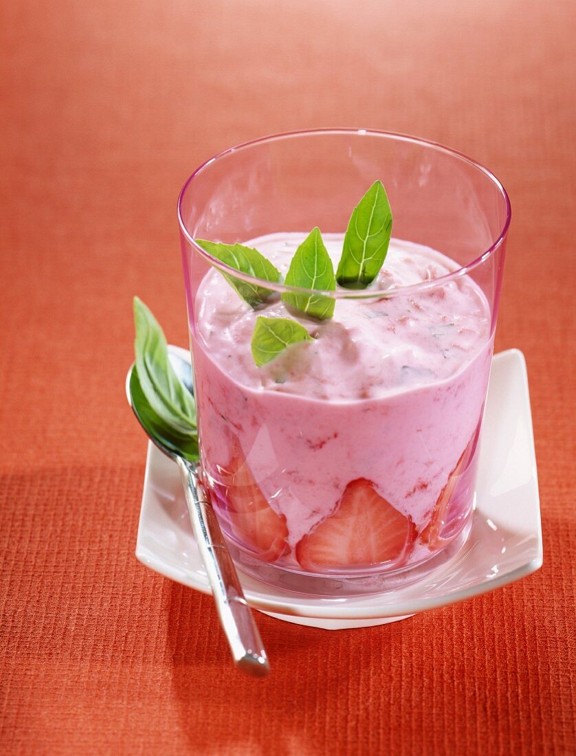 Erdbeer-Mousse mit Basilikum