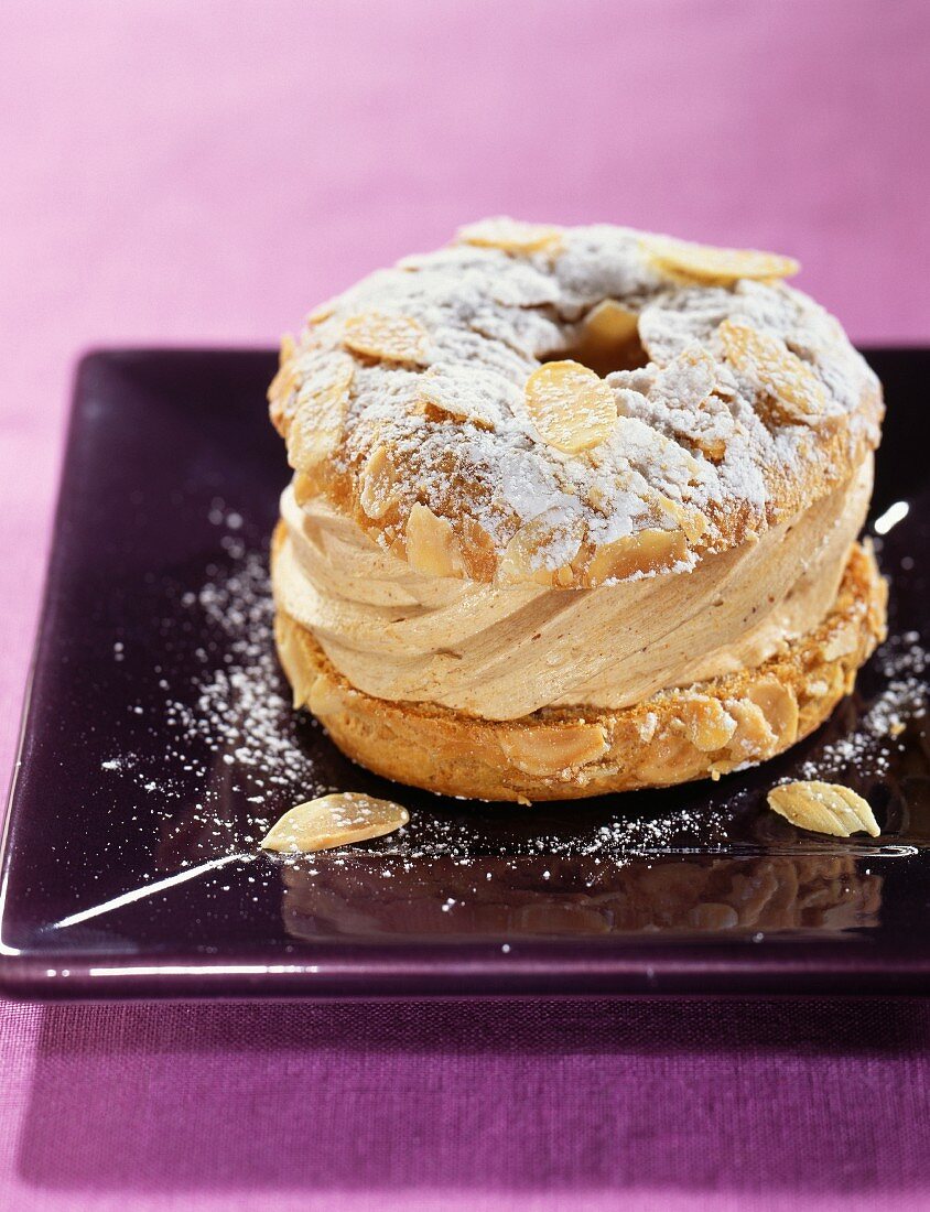 Paris-Brest (Brandteigküchlein mit Haselnusscreme und Mandelblättchen, Frankreich)