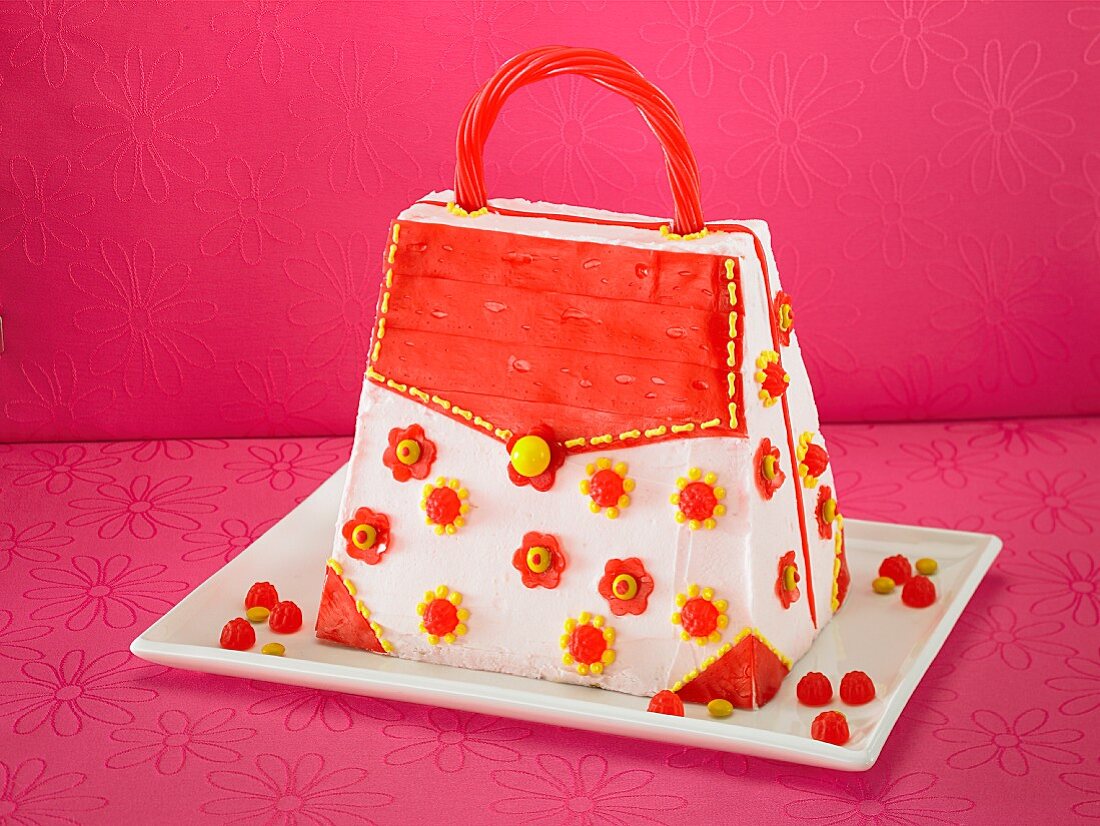 Lustiger Kuchen in Form einer Handtasche