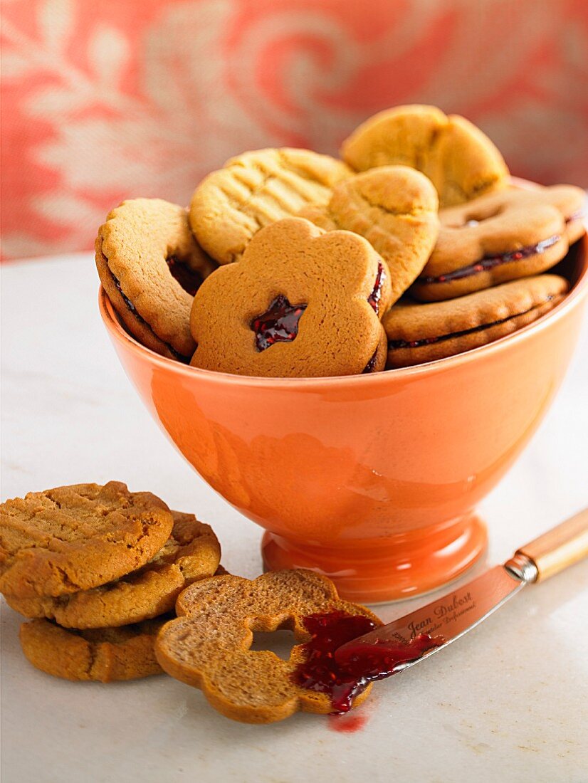 Plätzchen mit Himbeermarmelade