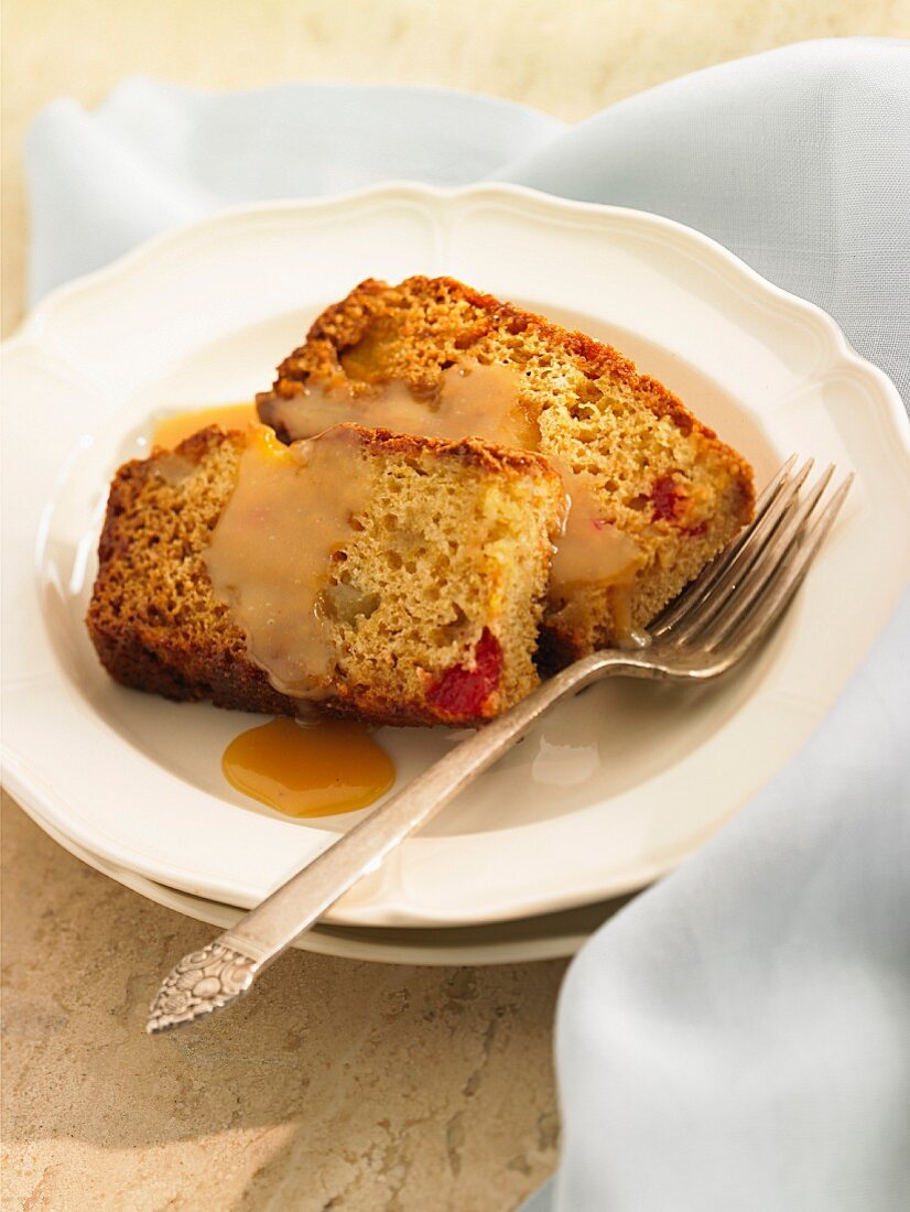 Würziger Kuchen mit Oliven und Tomaten