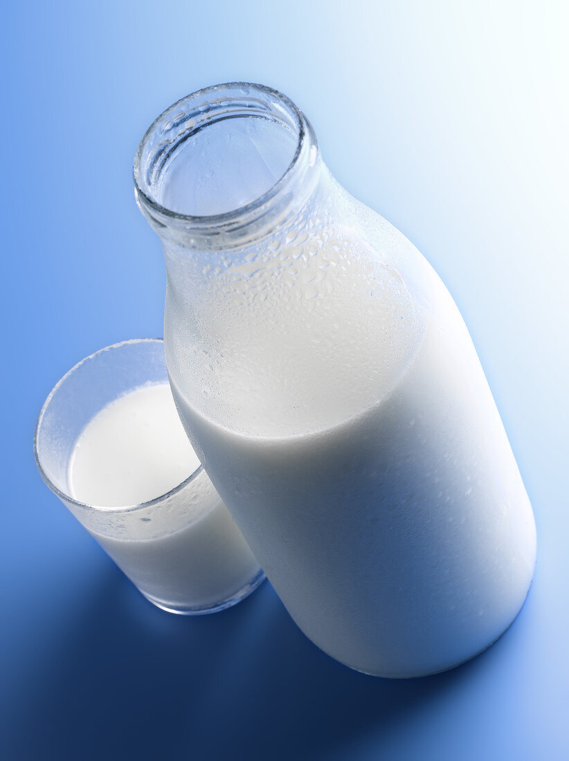 Milchflasche und ein Glas Milch
