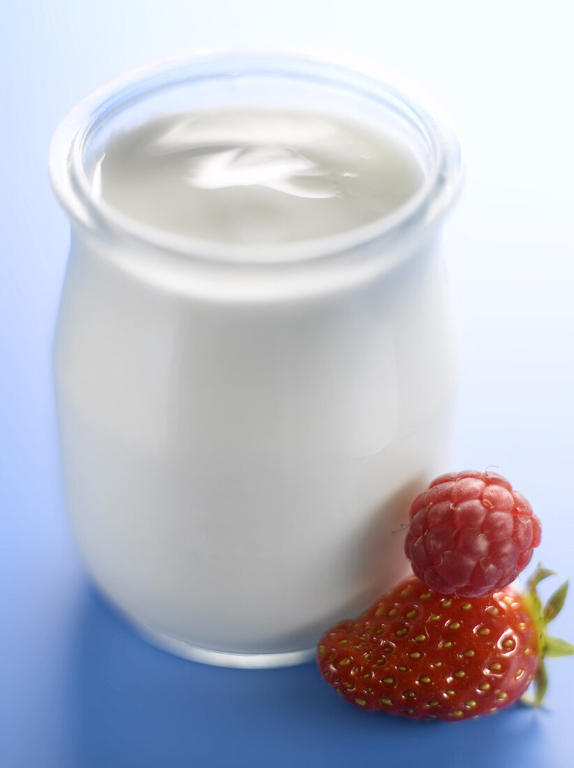 Frischer Joghurt im Glas, Beeren daneben